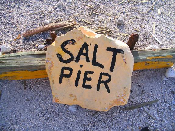 Placa sinalizadora de ponto de mergulho em South Pier, no sul de Bonaire